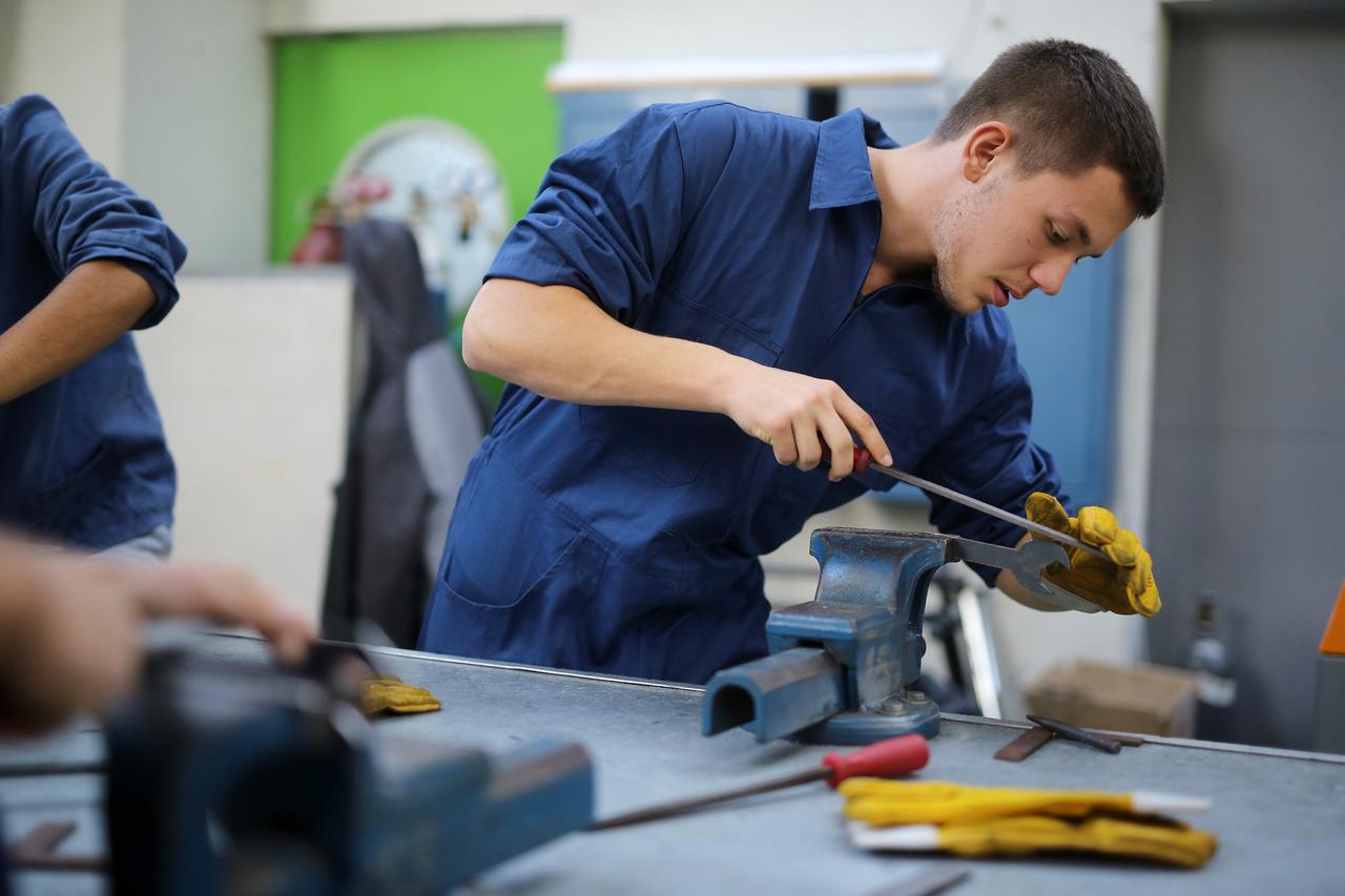 05.11.2014., Zadar - Strukovna skola Vice Vlatkovica jedna je od bolje opremljenih u Hrvatskoj gdje ucenici mogu na sofisticiranim strojevima razvijati svoje znanje o pojedinim tehnickim predmetima.  Photo: Filip Brala/PIXSELL