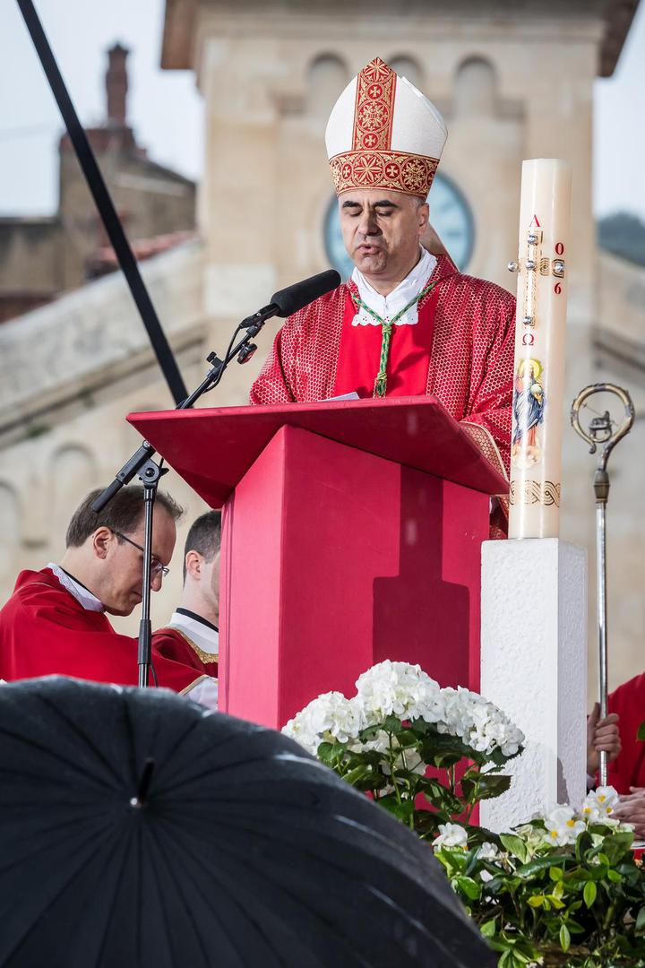 Splitsko-makarski nadbiskup Zdenko Križić poručio je kako svetost ne ovisi o podrijetlu, nego o vjeri i ljubavi prema ljudima, podsjetivši na žrtvu svetog Dujma tijekom progona kršćana.