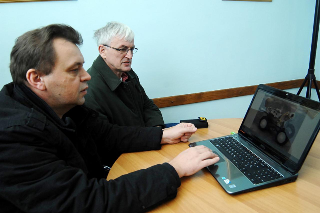 \'20.01.2011., Sisak - Borislav Kostic i Darko Janic izradili su robotska kolica za video inspekciju kanalaizacije. Photo:Nikola Cutuk/PIXSELL\'