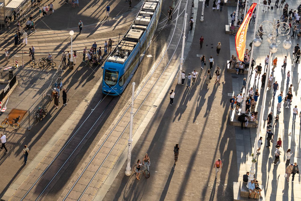 Zagreb: Trg bana Josipa Jelačića u zlatni sat