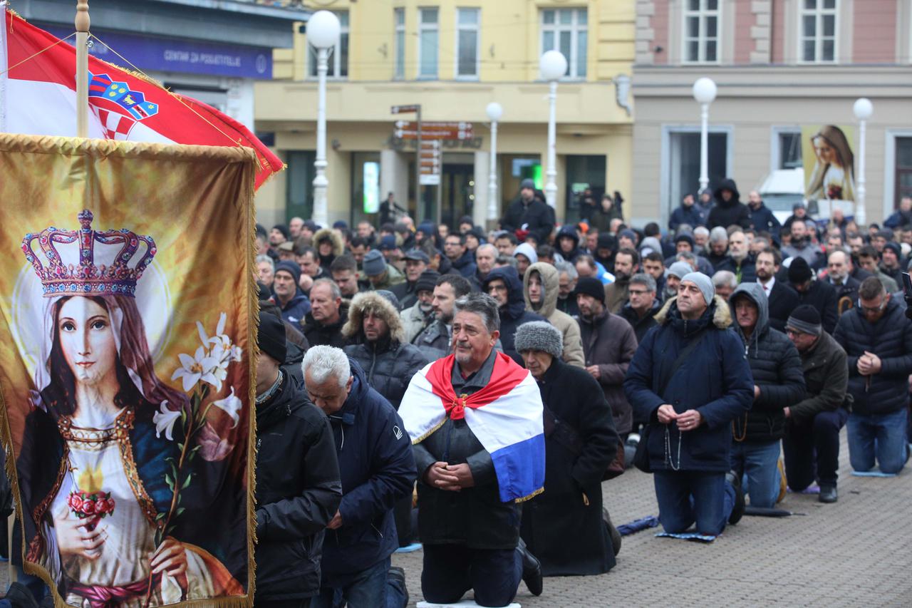 Zagreb: Muškarci na Trgu bana Josipa Jelačića molili krunicu