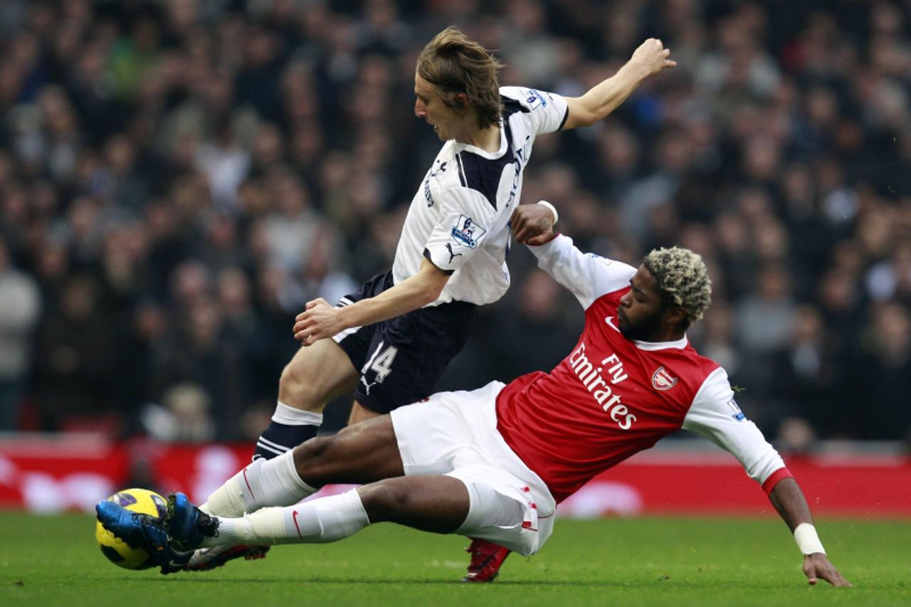 'Arsenal\'s Alex Song (R) challenges Tottenham Hotspur\'s Luka Modric during their English Premier League soccer match at The Emirates Stadium in London November 20, 2010.    REUTERS/Eddie Keogh (BRIT