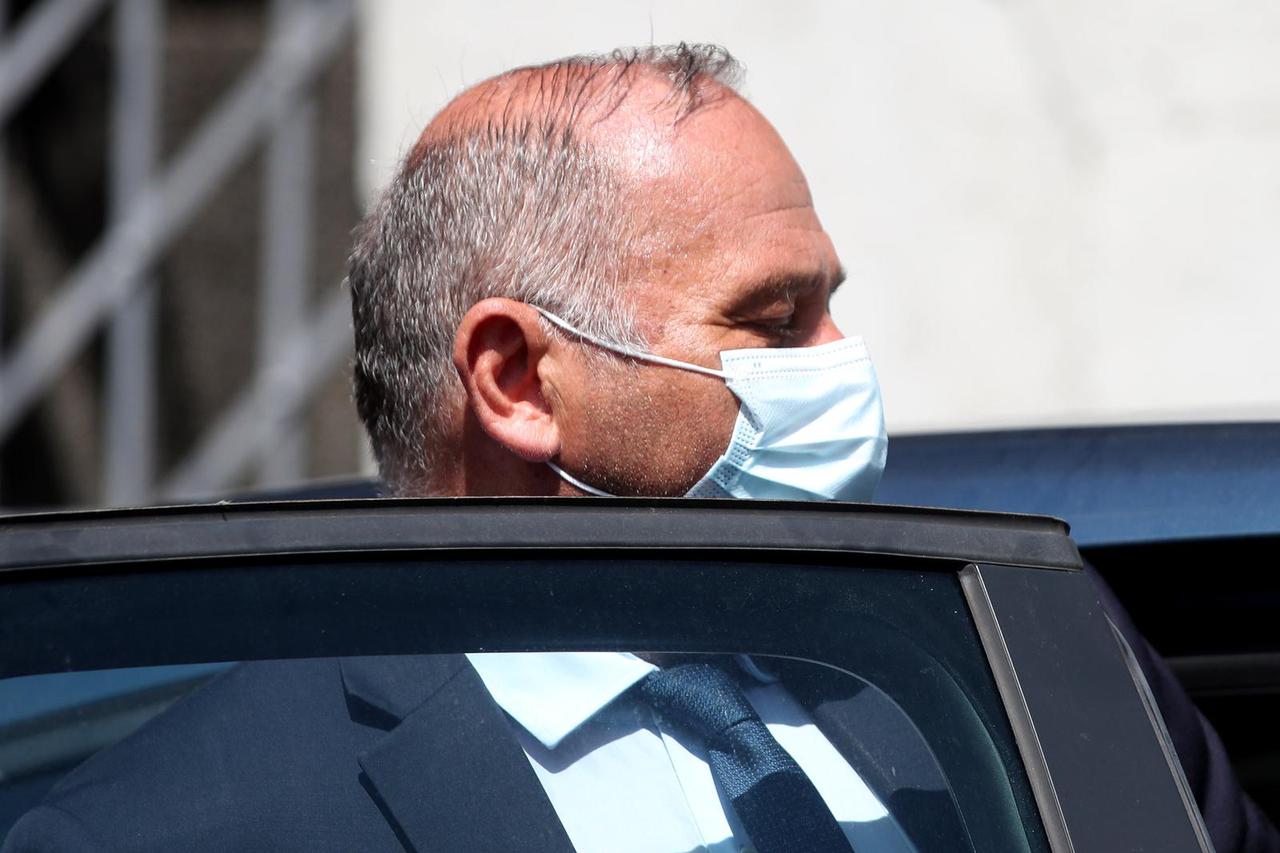 Zagreb: Glavni ravnatelj HRT-a Kazimir Bačić u pratnji istražitelja napustio je svoj dom Tuškancu