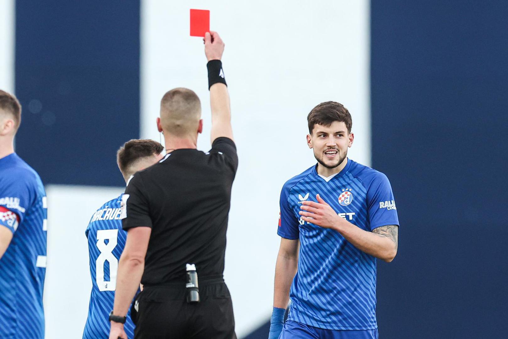 alešić je najprije dobio žuti karton, no nakon pregleda VAR snimke sudac se odlučio za izravan crveni. 