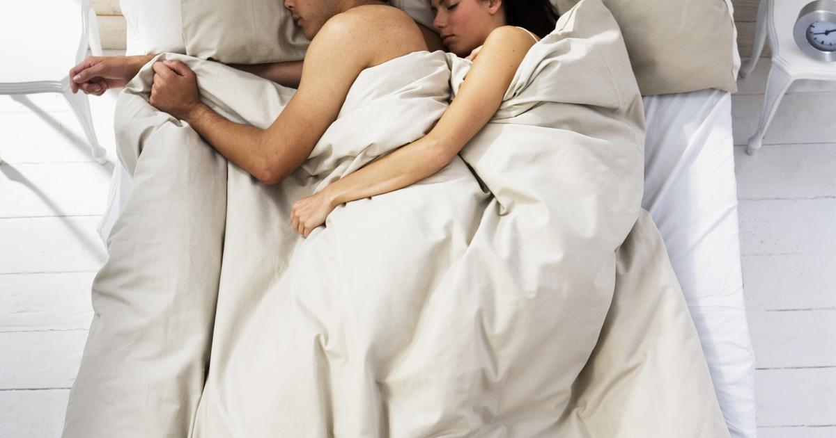 Муж с женой спят в кровати. Объятия в постели. Люди спят в обнимку. Спать с любимым.