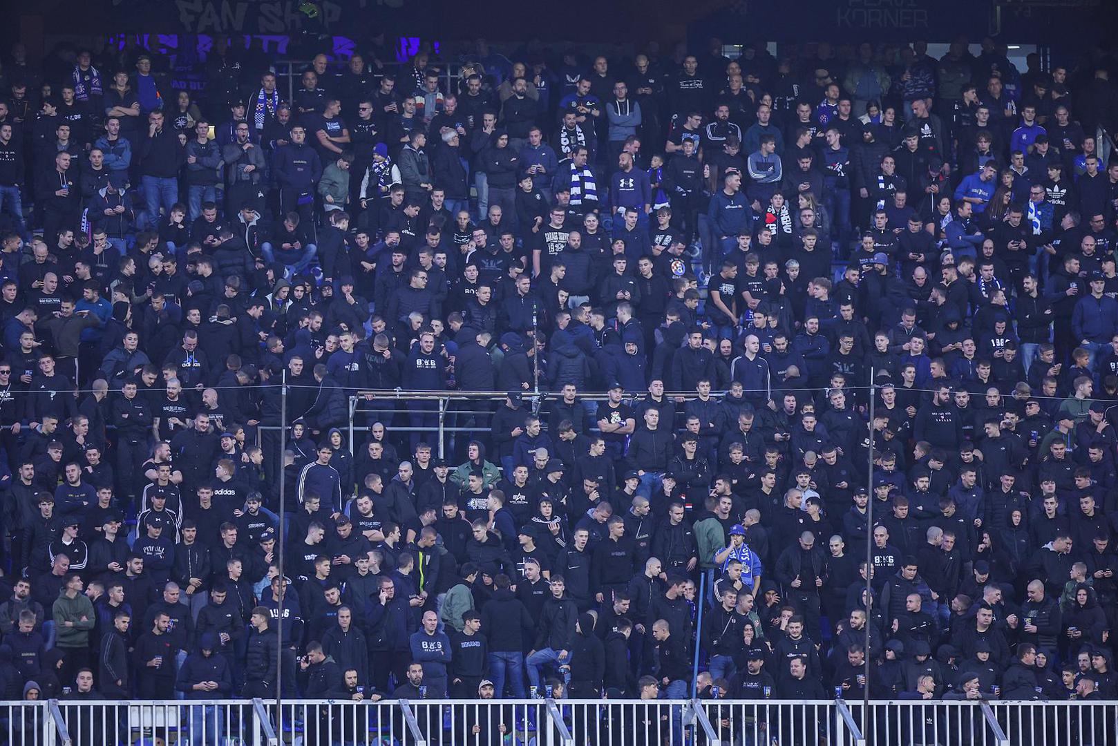 Potpuno neočekivano na sjevernoj tribini Maksimira nema nikakvog navijanja Bad Blue Boysa na utakmici Dinama i Osijeka, a nisu izvješeni niti transparenti.

Ne zna se točno zašto Boysi šute i hoće li početi navijati, ali moguće je da se radi o tihom protestu zbog satnice odigravanja utakmica HNL-a.