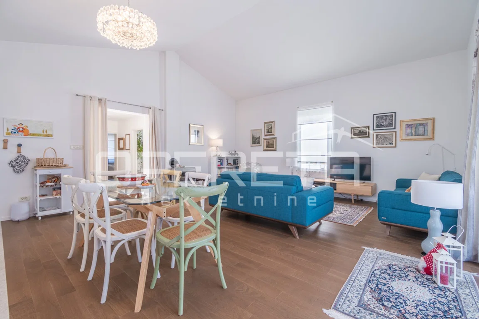 Kuća je izgrađena 2024. godine, urednog je vlasništva te posjeduje svu potrebnu dokumentaciju, uključujući vlasnički list i građevinsku dozvolu. Cijena ove moderne prizemnice iznosi 365.000 eura.