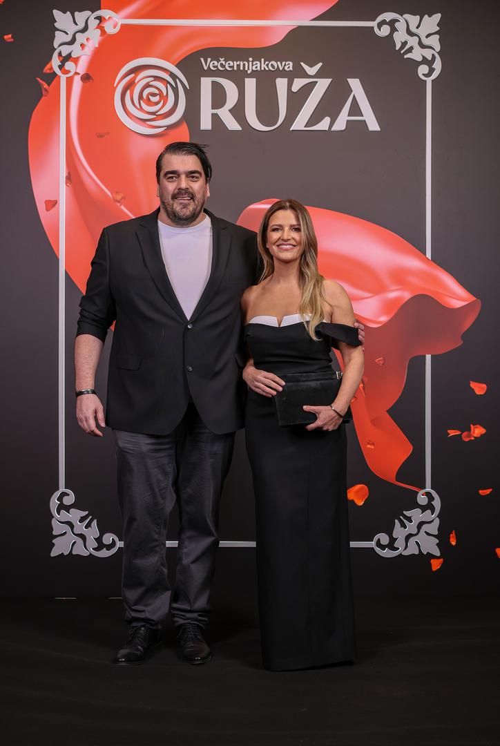 - Draga Tonka,da li si i ti na Ozempicu? Malo čudno svi mršave i dobivaju istu figuru, jer kao zdravstveni radnik znam da se ne može tako smršaviti vježbanjem i prehranom. Za to ipak treba više vremena - napisala je pratiteljica ispod Antonijine objava.