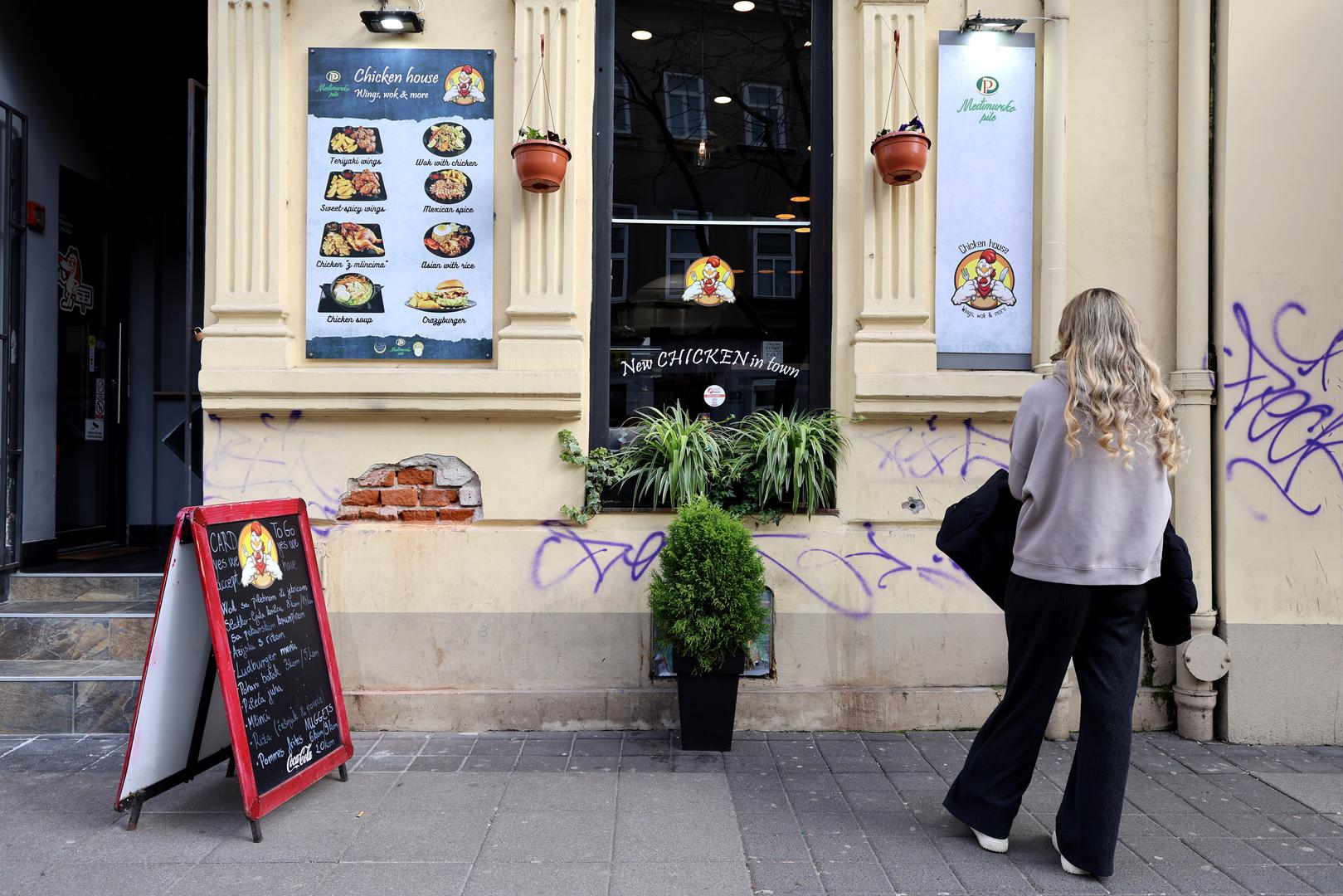 Upravo se to dogodilo na reklami jednog ugostiteljskog objekta u Draškovićevoj ulici, gdje je osvanuo natpis „Chicken z mlincima“.