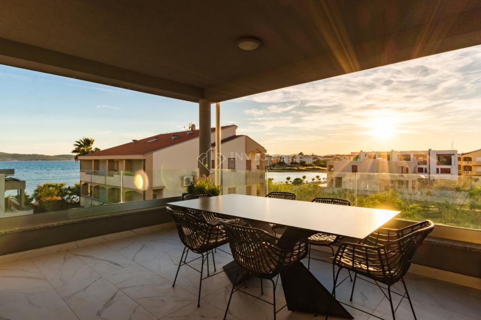 S obzirom na atraktivnu lokaciju i opremljenost, riječ je o nekretnini koja može biti jednako privlačna za privatno stanovanje ili kao investicija u turistički najam. Cijena iznosi 850.000 eura.