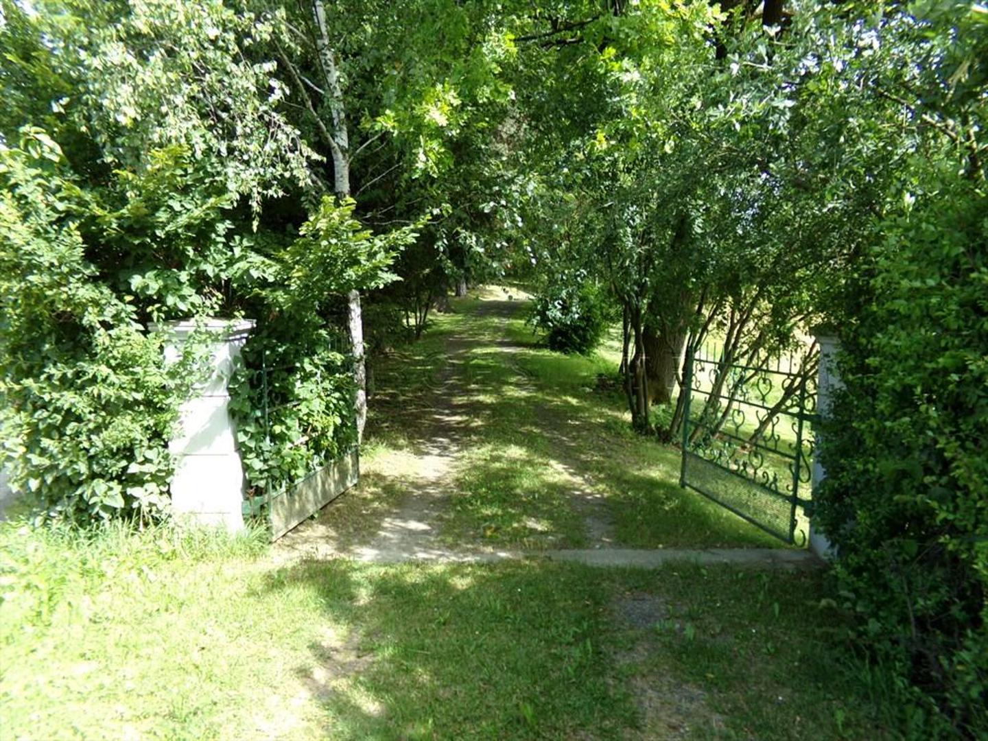 U sklopu kuće nalazi se i kapelica sa vatikanskim certifikatom odnosno odobrenjem za obavljanje crkvenih obreda. 