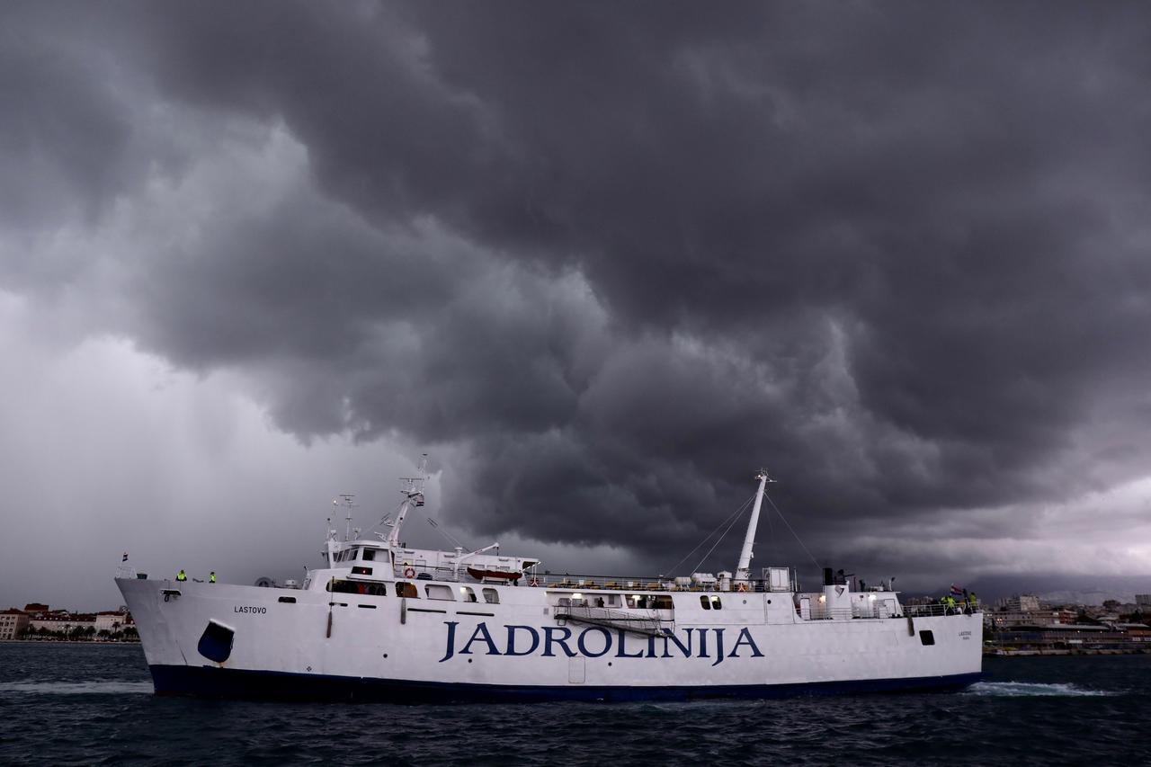 Split: Tmurni oblaci iznad trajekta M/T Lastovo