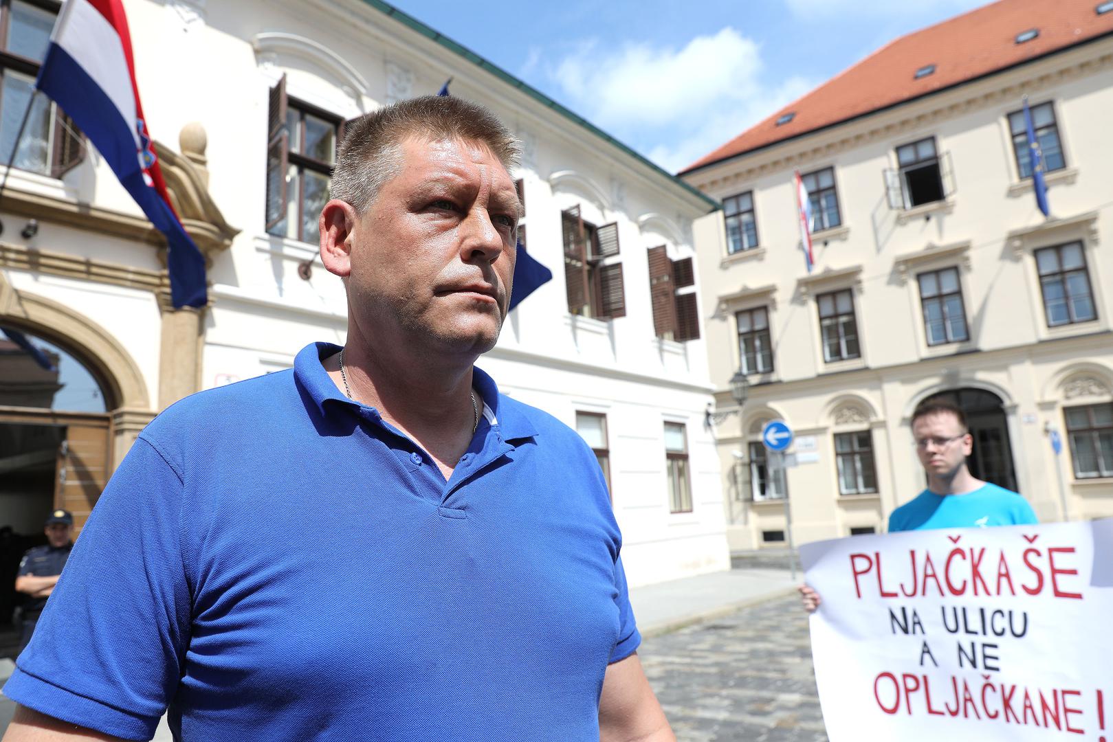 "Ovom besmislenom urudžbom želimo pokazati da je to isto kao i naši besmisleni pozivi Vladi da riješi problem 320 tisuća blokiranih", zaključio je Galović.