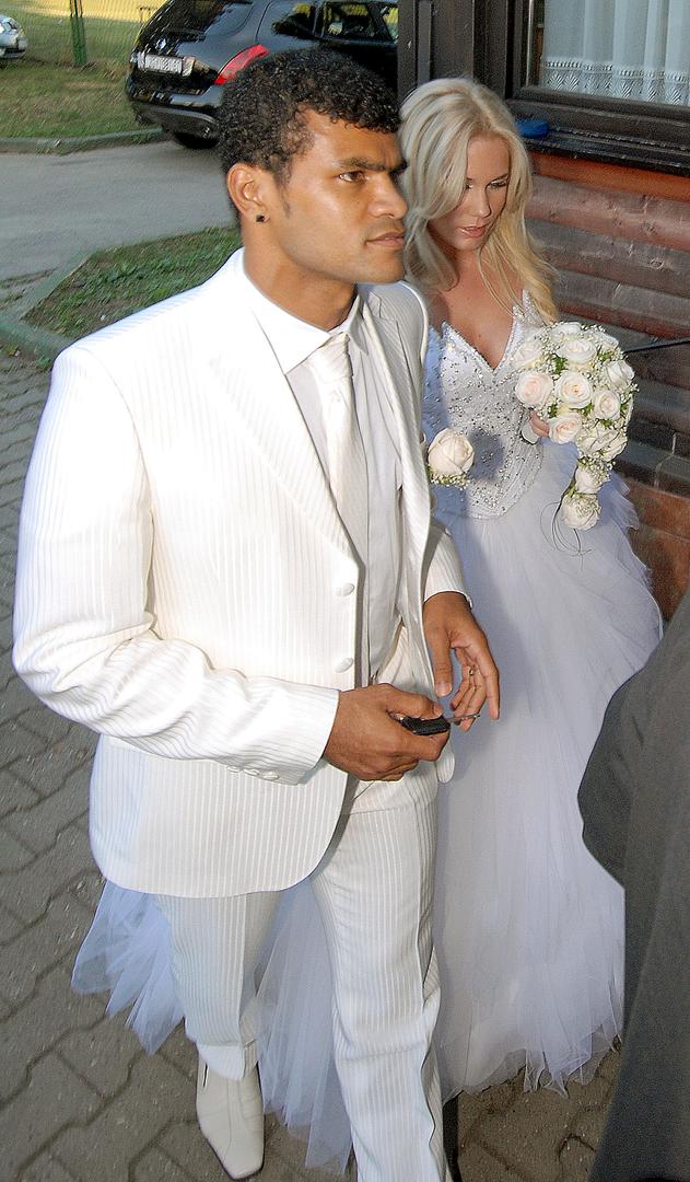 Kum im je bio Ettov bliski prijatelj i suigrač Eduardo da Silva. Između ta dva obreda, par je dobio sina Joaquina, prvog od ukupno petero djece koliko danas imaju. 