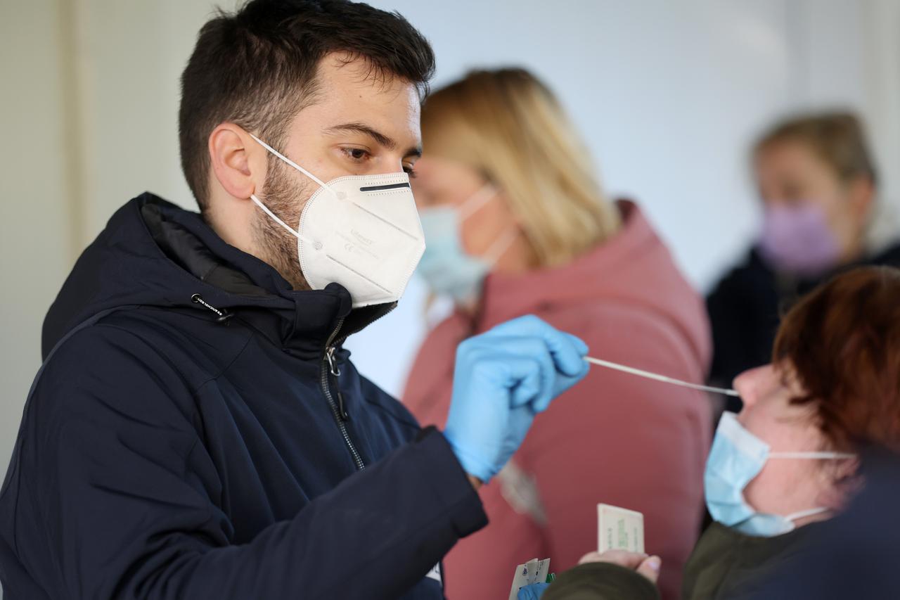 Zagreb: Gužve za testiranje na hripavac ispred HZJZ-a