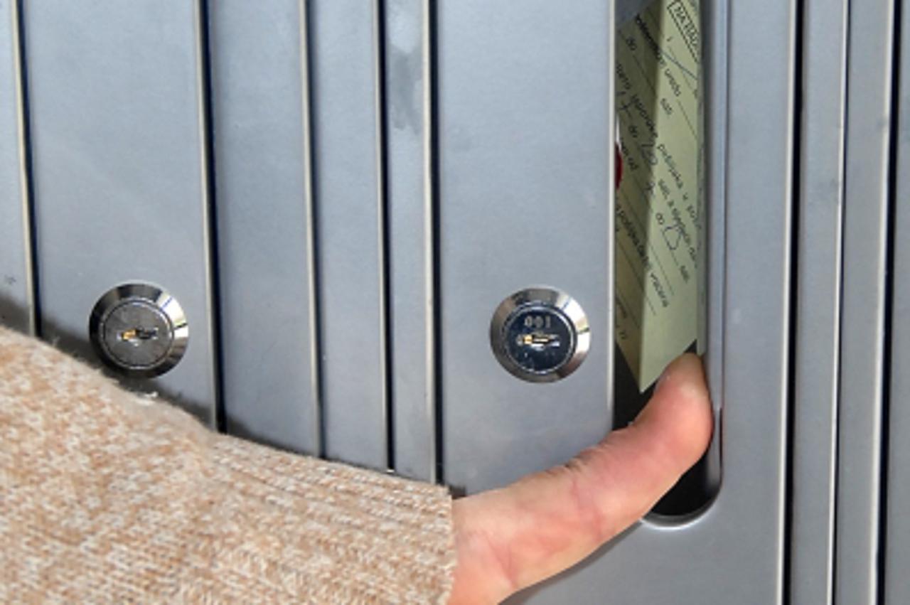 '11.04.2011., Sisak - Postancki sanducic obitelji Madzo u zgradi u Ulici J.Krizanica 8 godinama nije praznjen. Photo:Nikola Cutuk/PIXSELL'