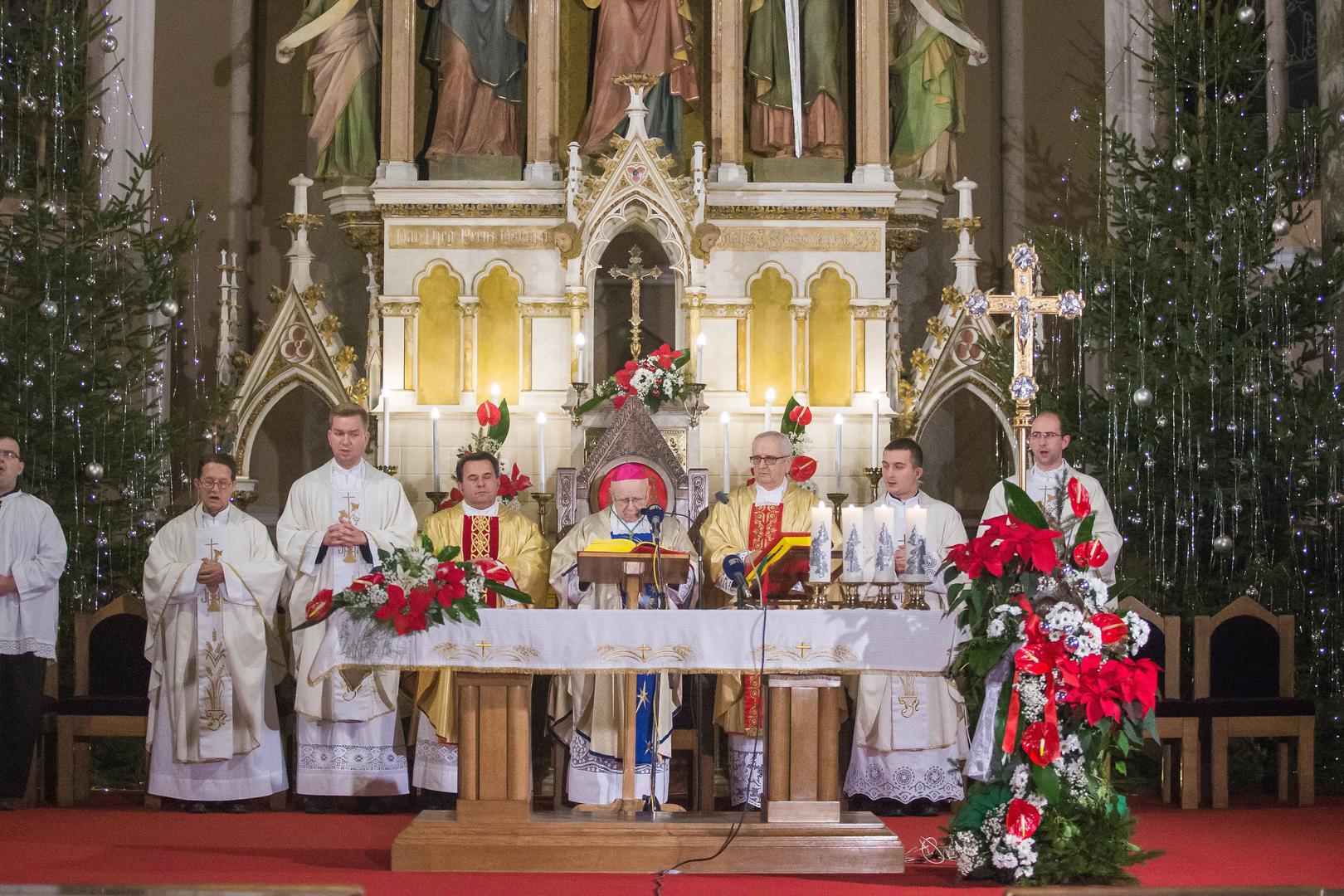 Đakovačko-osječki nadbiskup i metropolit u miru mons. Marin Srakić u konkatedrali sv. Petra i Pavla predvodio je svetu misu polnoćku.