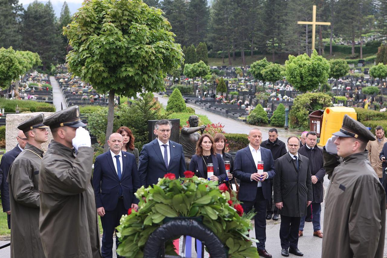 Zagreb: Plenković položio vijenac na grob Gojka Šuška povodom obljetnice njegove smrti