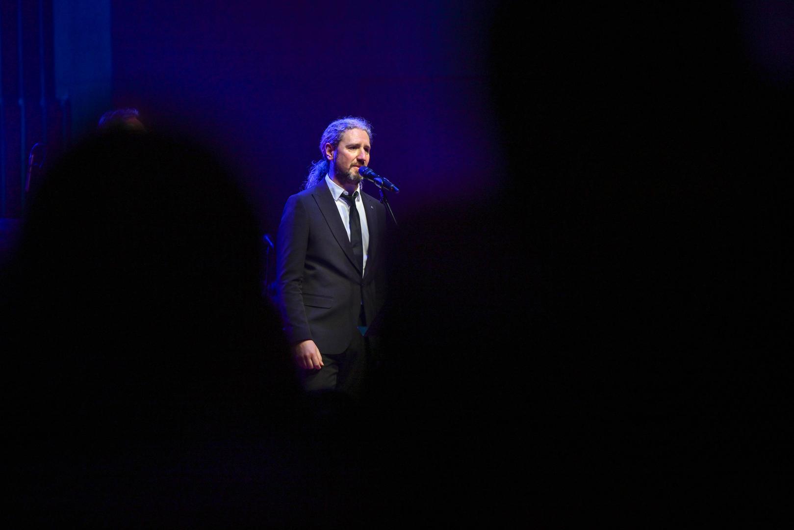 Poseban dio večeri obilježile su solo izvedbe članova 4 Tenora, koje su dodatno istaknule njihovu individualnu vokalnu snagu i glazbenu svestranost. Svaki od njih donio je vlastiti trenutak emocije i interpretacije, a publika je svaku izvedbu nagradila snažnim pljeskom.

