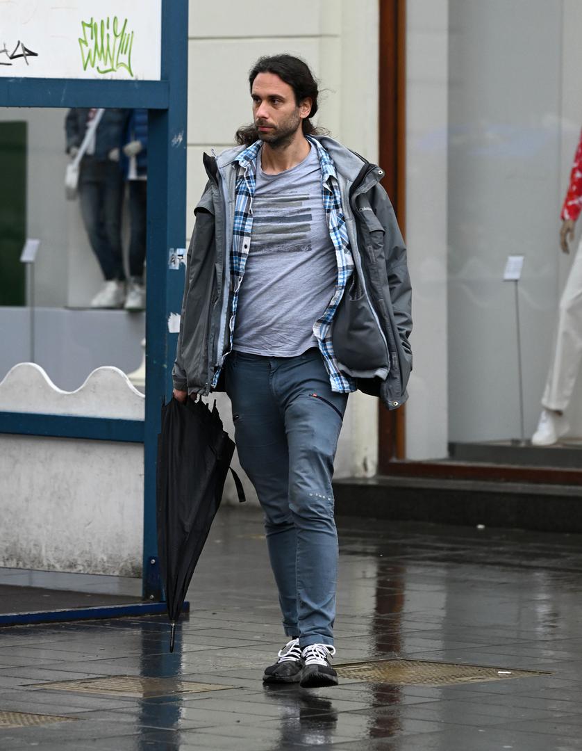 Završio je studij simultanog prevođenja. 