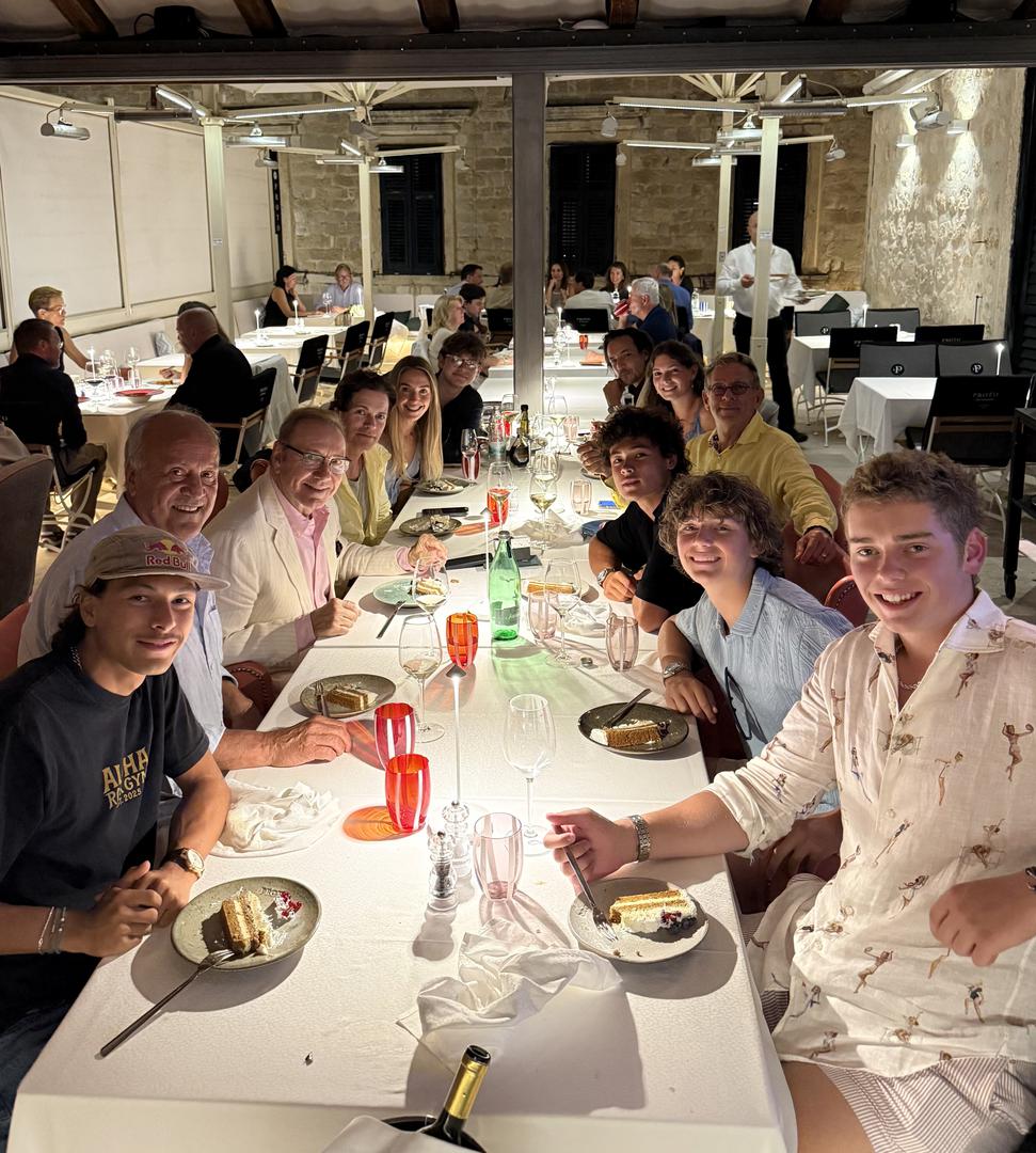Cijeli restoran otpjevao mu je happy birthday a mnogi turisti koji su na Stradunu prepoznali Kevina,  fotografirali su se sa slavnim glumcem, dobitnikom dva Oscara kao i još mnogih drugih filmskih i kazališnih nagrada.