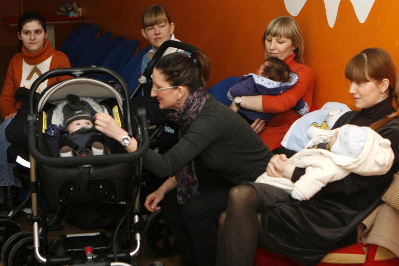 \'03.02.2011. Koprivnica - Radionica za potporu dojilja odrzana u Domu mladih. radionicu su vodile patronazne sestre opce bolnice Koprivnica.  Photo: Ivan Brkic/HaloPix/PIXSELL\'