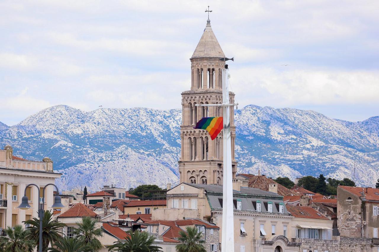 Split: Pride zastava izvješena na rivi