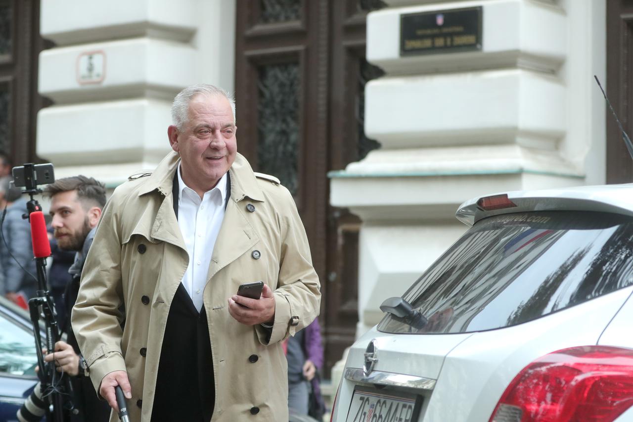 Ivo Sanader glumi da telefonira dok izlazi sa Županijskog suda nakon izricanja presuda