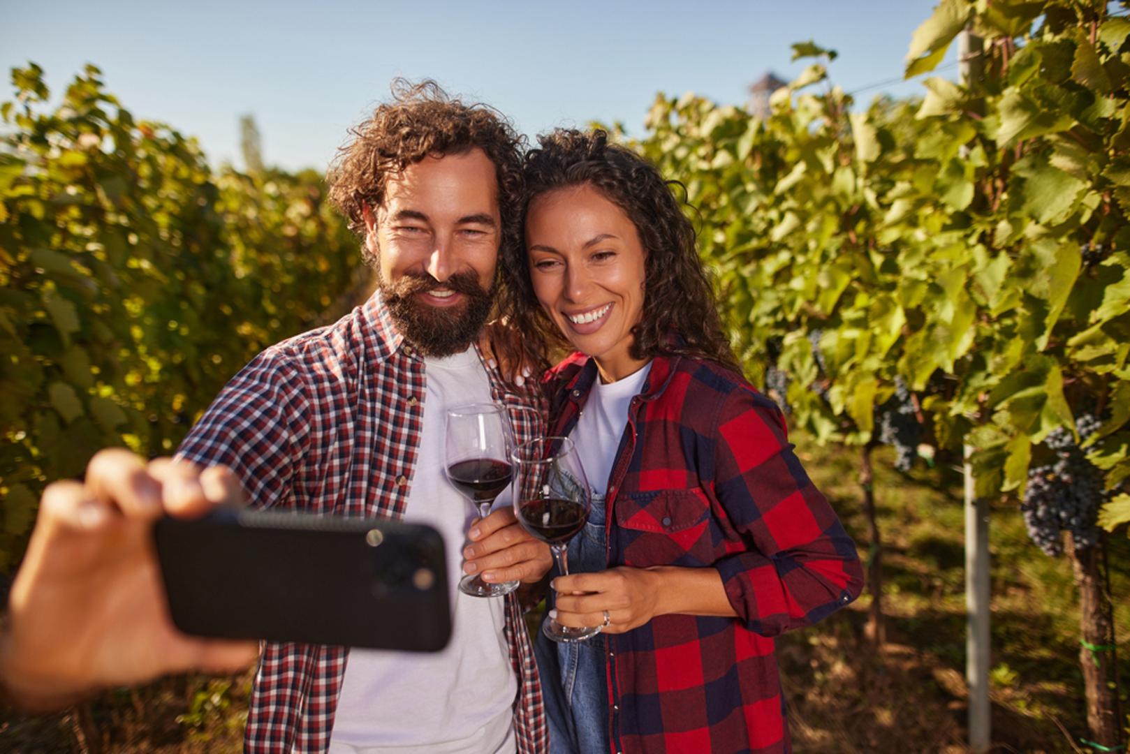 Boja vina ne ovisi samo o boji grožđa: Crno vino nastaje tako da sok grožđa tijekom proizvodnje ostane u dodiru s kožicama bobica, koje mu daju boju, tanine i dio arome. Bijelo vino može se proizvoditi i od tamnog grožđa, ako se kožice brzo odvoje od soka. Ružičasto vino nastaje kraćim kontaktom s kožicama, zbog čega dobiva nježnu boju i svježiji karakter.
