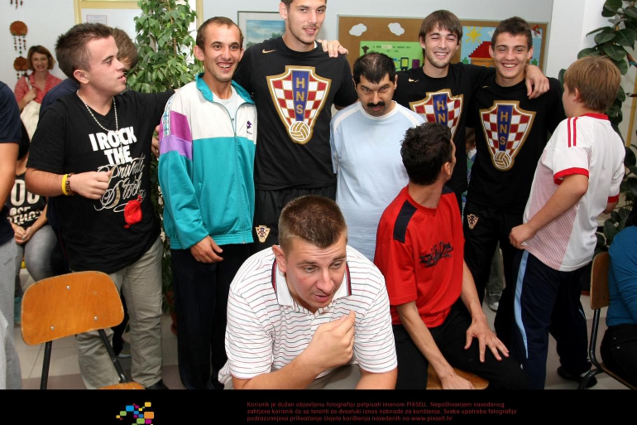 '04.10.2011., Osijek - Mladi nogometni reprezentativci posjetili djecu i odrasle korisnike s poteskocama u razvoju u Centru za odgoj i obrazovanje Ivan Stark. Ante Vukusic, Renato Kelic i Mateo Kovaci