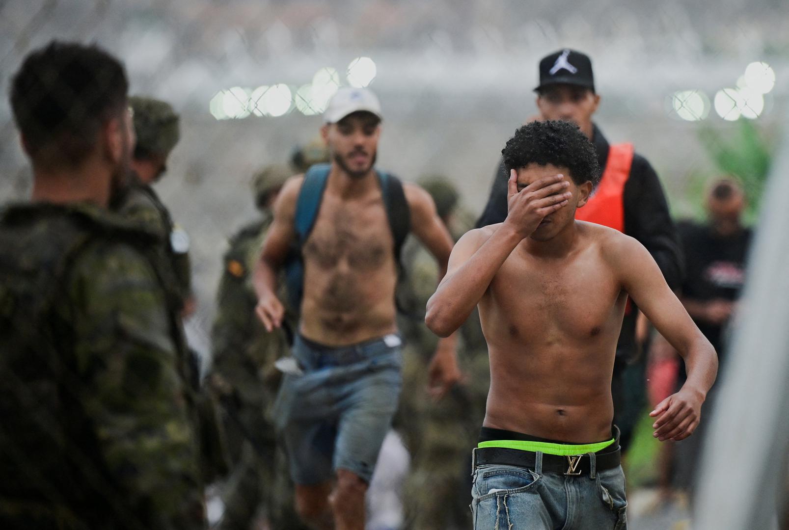 Prema najnovijoj procjeni španjolskog Ministarstva unutarnjih poslova, u Ceutu je tijekom posljednja 24 sata iz Maroka kopnenim i morskim putem ušlo oko 49.000 migranata.