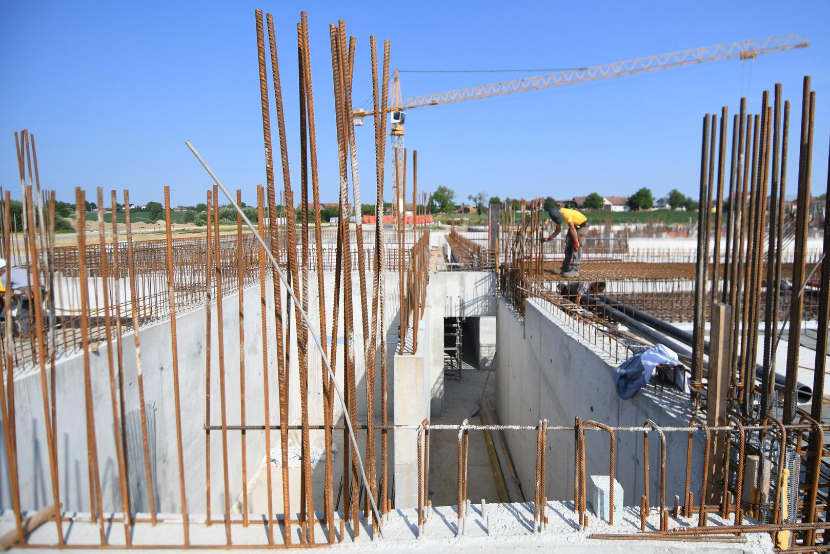 Kompleks će uključivati i sunčališta, samoposlužni restoran s naglaskom na autohtona jela, pool bar, dva dječja igrališta, adrenalinski park te park motoričkih sposobnosti. Projektirana kao zgrada gotovo nulte energije, Terme Bjelovar postavit će standarde zelene gradnje u Hrvatskoj.