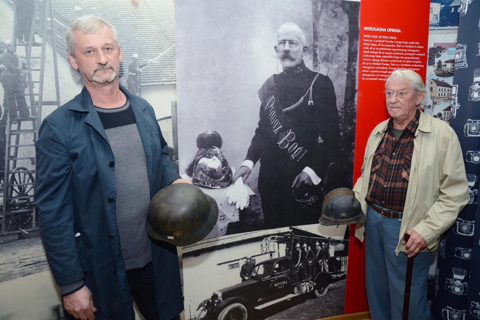 Željko i Živko u jednoj od prostorija obiteljske kuće koja je prepuna predmeta prikupljenih tijekom 50-ak godina