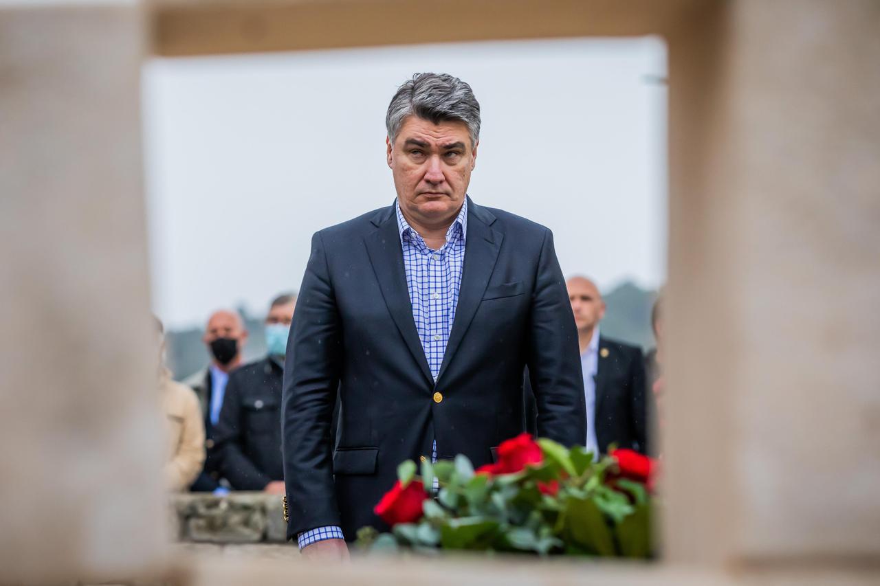 Grohote: Predsjednik Zoran Milanović na polaganju vijenca u spomen na poginule branitelje