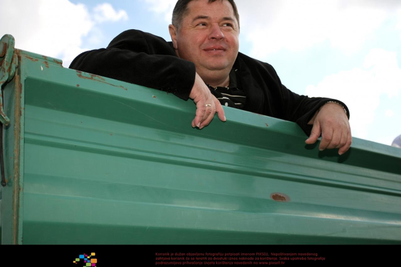 '15.10.2011.,Sag,Valpovo - Madjunarodni dan zena na selun,ministar Petar Cobankovic na prikolici traktora Photo: Davor Javorovic/PIXSELL'