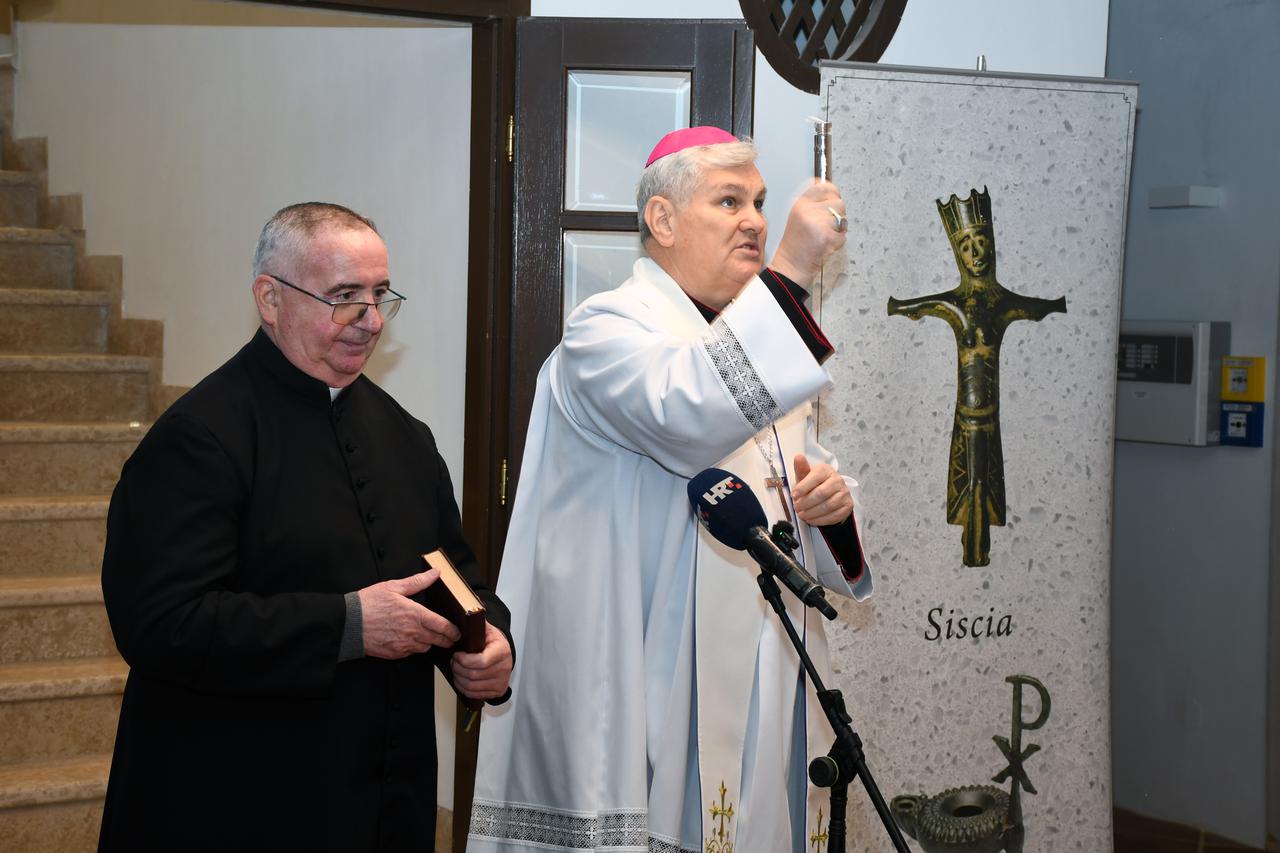 Sisak: Sisački biskup Vlado Kosić blagoslovio je župnu kuću, danas čuvaonicu župe sv. Marije Magdalene u Selima