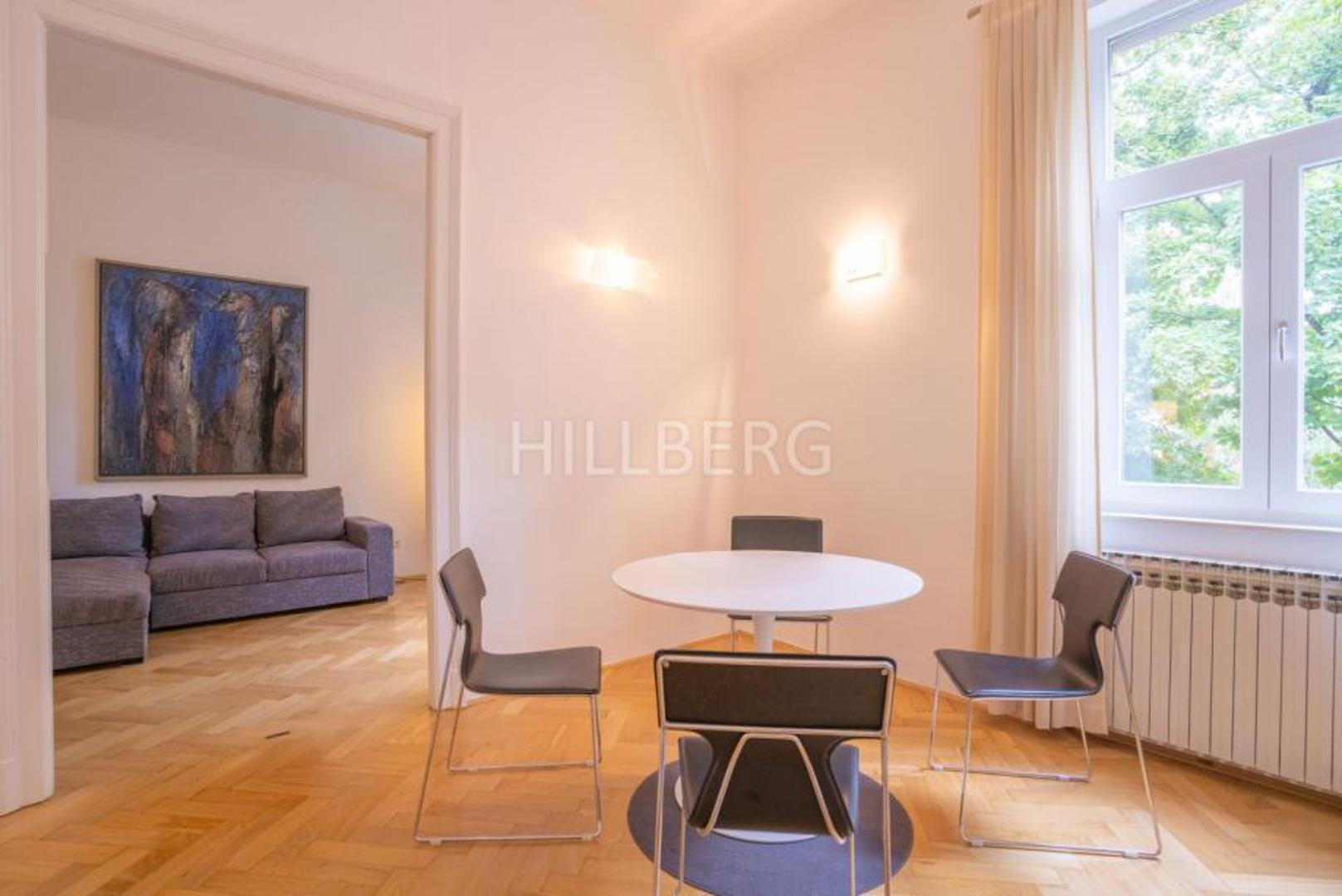 Kako stoji u oglasu na Njuškalu, stan se sastoji od ulaznog hodnika, velikog dnevnog boravka s blagovaonicom, biblioteke koja može poslužiti kao gostinjska soba (trosjed na razvlačenje), velike spavaće sobe s garderobom, kupaonice, toaleta, ostave te kuhinje s blagovaonicom i izlazom na balkon.

