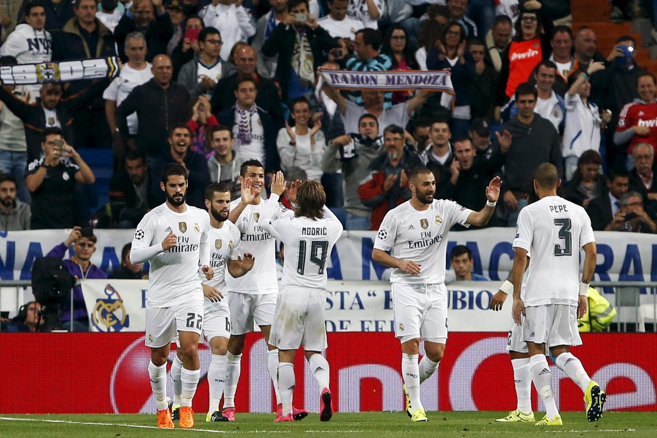 Real Madrid's Cristiano Ronaldo (3rd L) celebrates scoring against Shakhtar Donetsk with teammates during their Champions League Group A soccer match at Santiago Bernabeu stadium in Madrid, Spain, September 15, 2015. REUTERS/Susana Vera