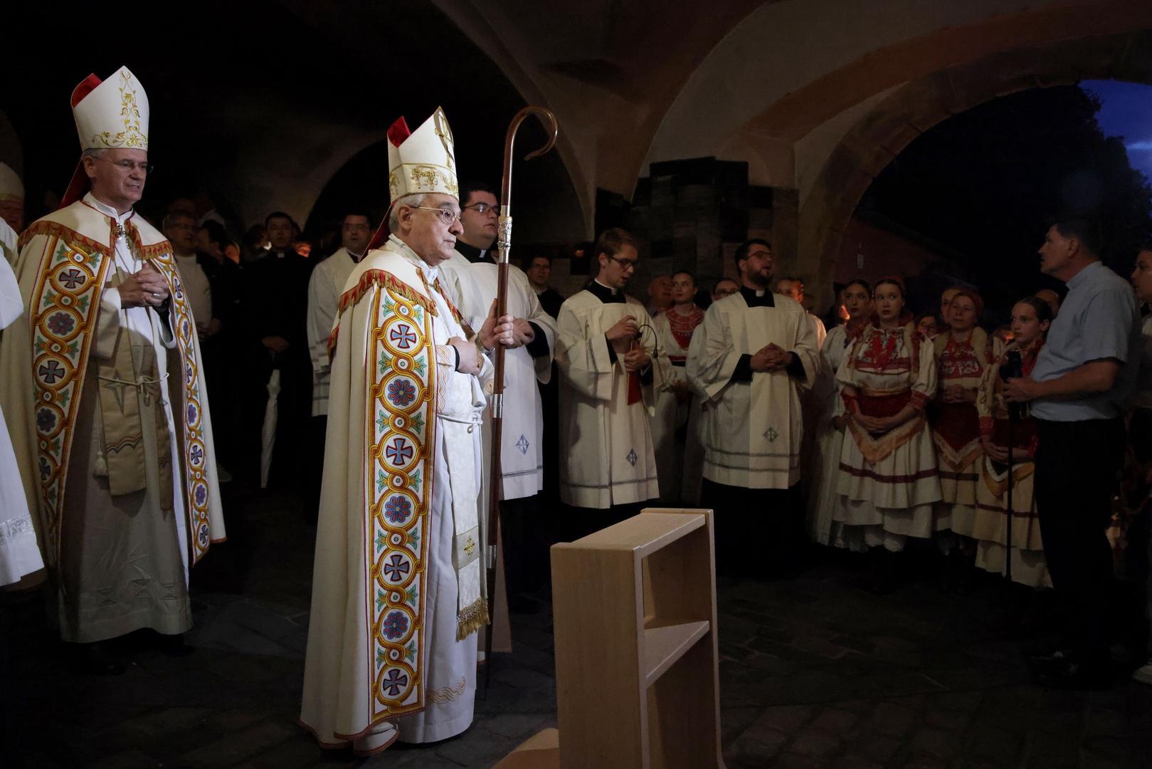 Svečano misno slavlje i procesiju predvodili su crkveni dostojanstvenici, dok su sudionici nosili kip i svijeće. 
