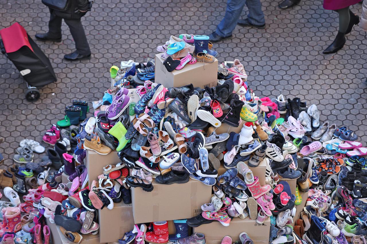 Zagreb: Dječje cipelice na Splavnici u spomen na svu djecu ubijenu u Palestini