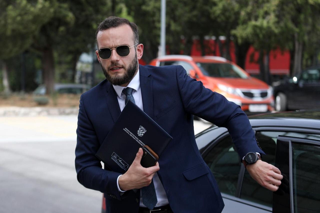 Šibenik: Ministar Aladrović uručio investicijske ugovore vrijedne 12,5 milijuna kuna
