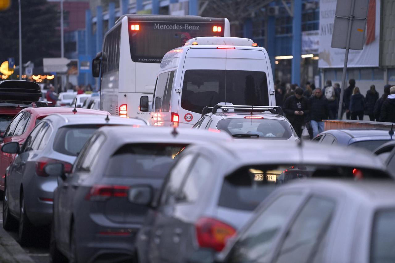 Zagreb: Zbog sajma knjiga nastaju velike gužve u prometu 