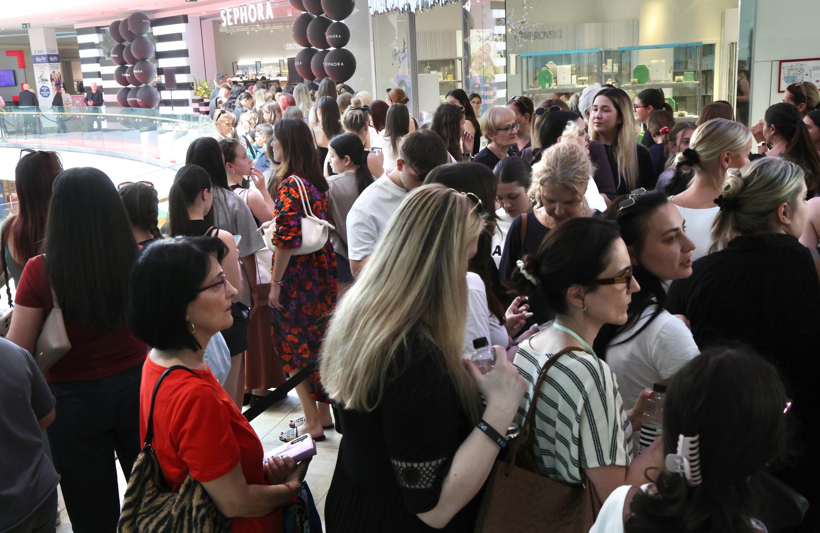 Brojne su Hrvatice od ranog jutra opkolile novu trgovinu Sephore u splitskom Mall of Split. Podsjetimo, popularni drogerijski lanac vratio se u hrvatsku nakon dugogodišnjeg izbivanja. Podsjetimo, prva je trgovina otvorena u trgovačkom centru prije mjesec dana.