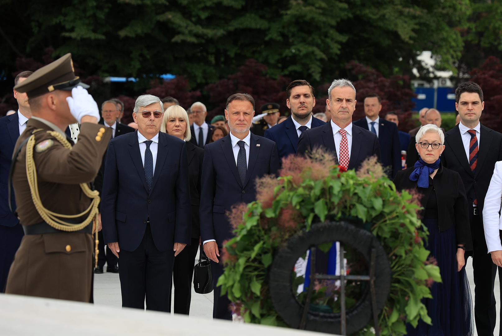 "Hrvatska je u tim nezavidnim okolnostima obranila svoj teritorij, ostvarila međunarodno priznanje, postala članica UN-a i drugih organizacija. Danas hrvatski čovjek živi bolje i kvalitetnije jer smo krenuli tim putem", poručio je Plenković. Naglasio je kako je u posljednjih deset godina cilj Vlade bio jačati državu u svakom pogledu. "Gospodarski rast, veća zaposlenost, manja nezaposlenost i međunarodni kredibilitet temelj su tog nastojanja", rekao je.