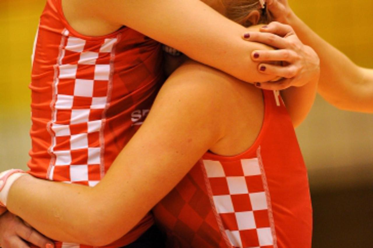 '29.10.2010, Matsumoto City Gymnasium, Matsumoto, JPN, Volleyball Weltmeisterschaft Frauen 2010, Kroatien ( CRO ) vs. Kuba ( CUB ), im Bild Jubel nach dem Sieg - Senna Usic Jogunica (#12 CRO) und Sanj