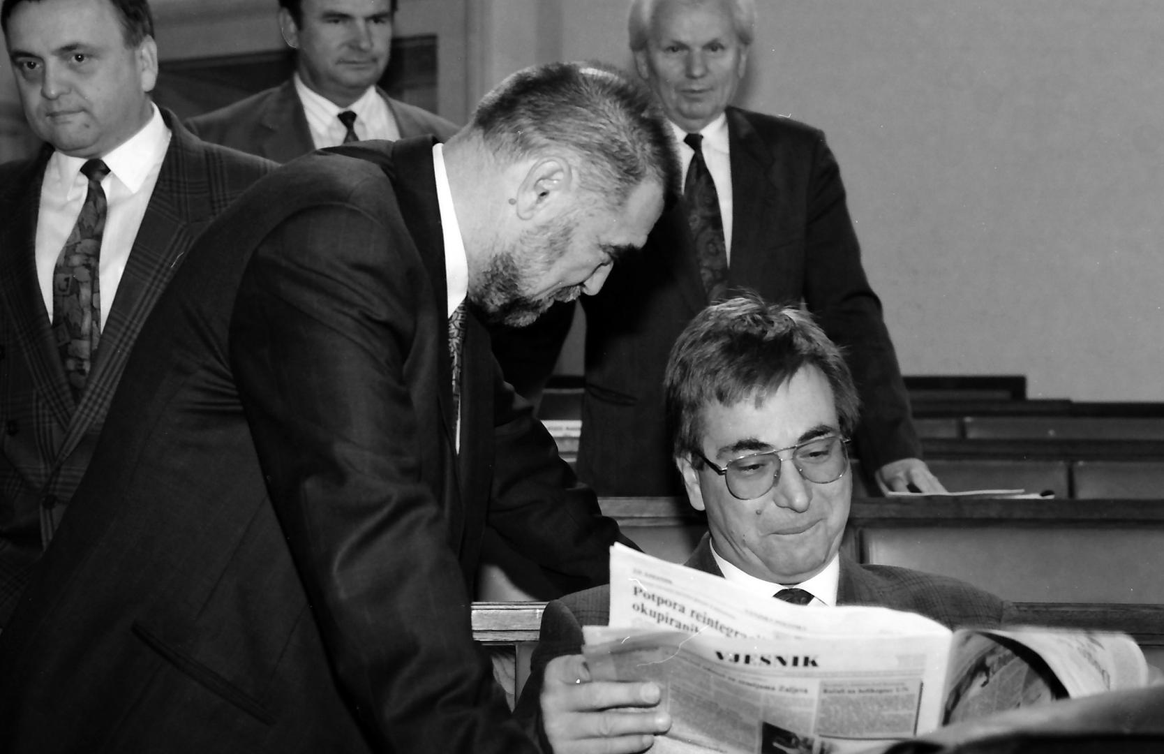 Na izborima 2000. godine pobjedu je odnio Stjepan Mesić, koji je u drugom krugu osvojio 55,34 posto glasova, dok je iza njega ostao Dražen Budiša (43,51).