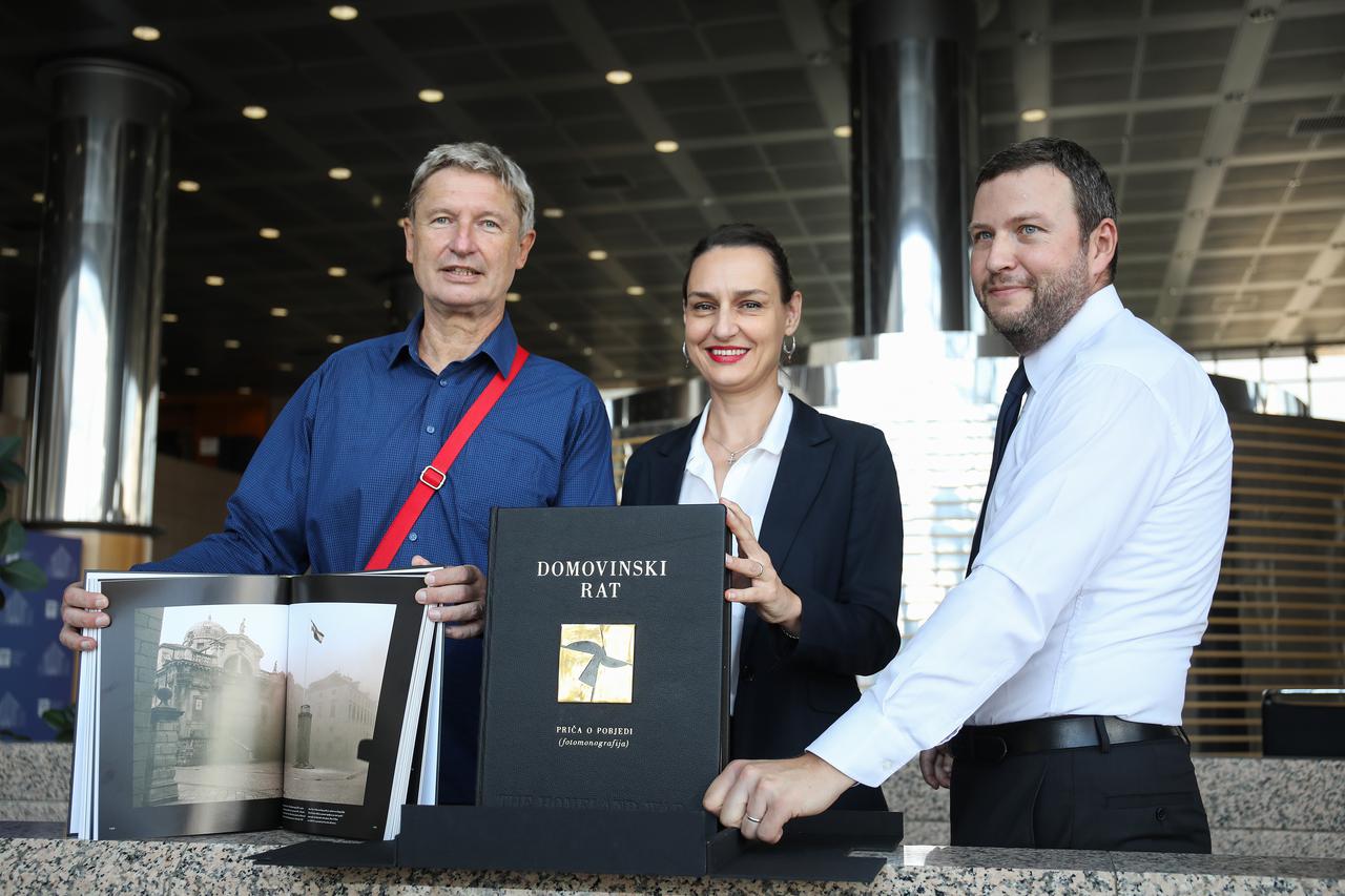 Zagreb: Predstavljanje fotomonografije "Domovinski rat - Priča o pobjedi"