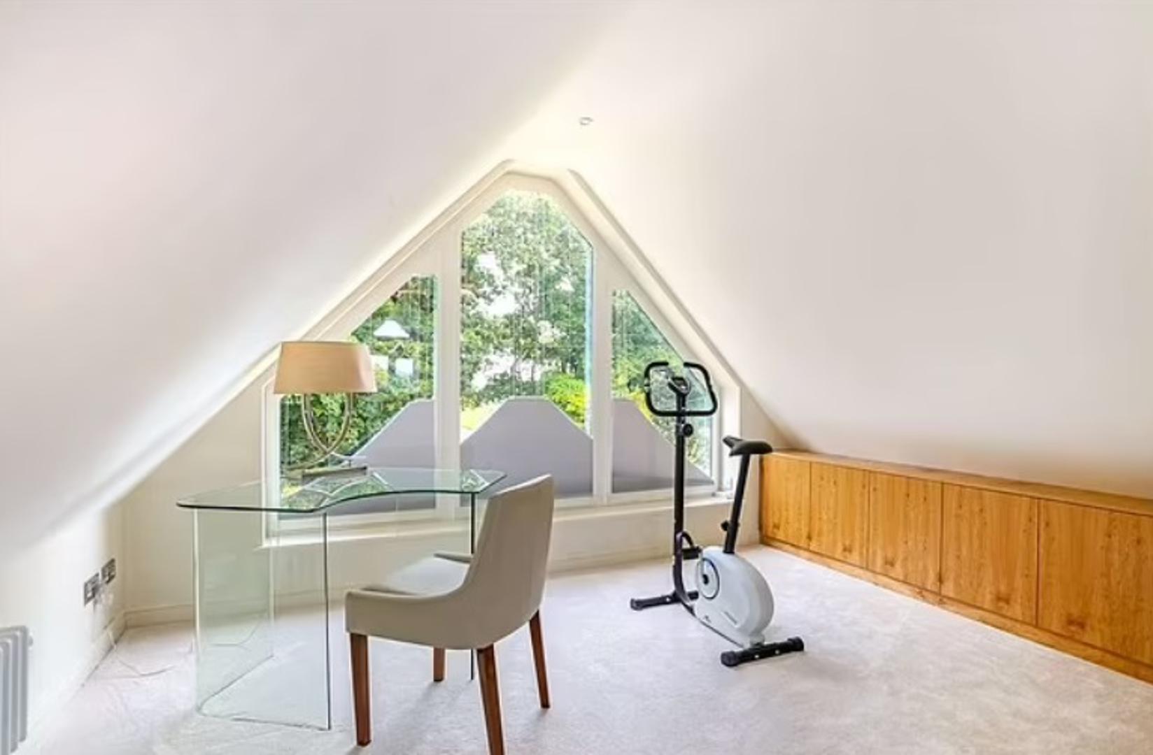 Nakon što je nedavno obranio naslov na PDC Svjetskom prvenstvu i osvojio nagradu od oko milijun funti (1,15 milijuna eura), tinejdžer je taj novac uložio u kupnju nove kuće, ali ne za sebe, već za svoje roditelje.