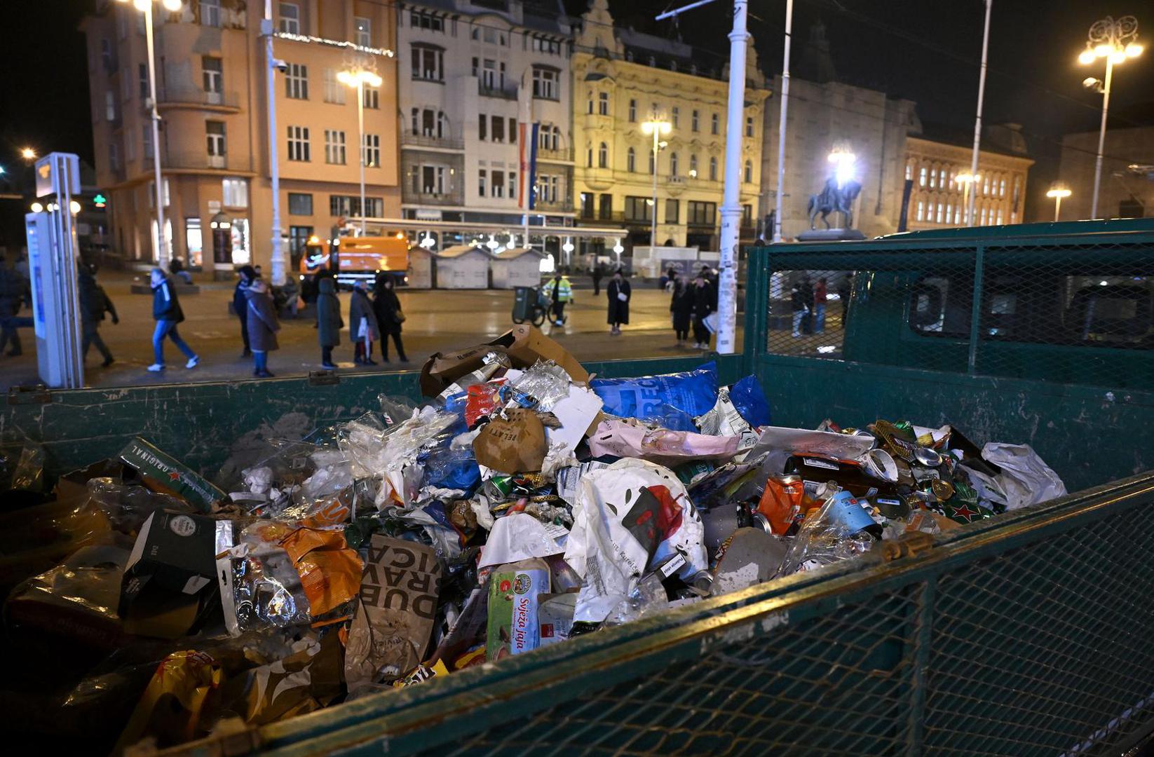 Deseci tisuća navijača dočekali su na glavnom zagrebačkom trgu rukometnu reprezentaciju koja je na Europskom prvenstvu u Danskoj, Norveškoj i Švedskoj osvojila brončano odličje.
