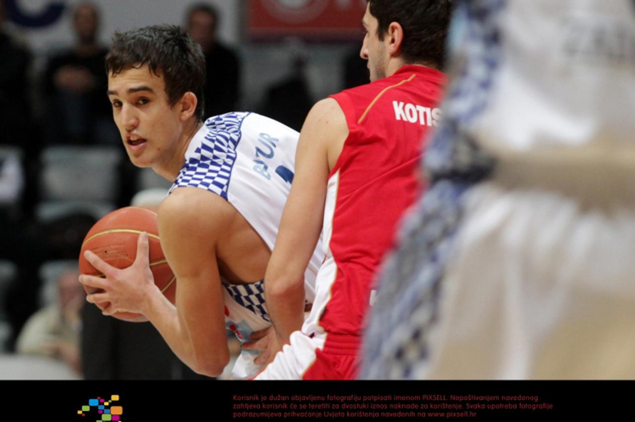 \'09.01.2010., Zadar - Kosarksa, NLB liga. Susret izmedju KK Zadar i KK Radnicki. Ivan Batur u napadu. Photo: Filip Brala/PIXSELL\'